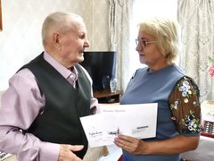 Играет на баяне, следит за мировыми новостями, смотрит военные фильмы: 104-летний саратовский ветеран-именинник Курдюмов получил поздравление от Путина