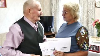 Играет на баяне, следит за мировыми новостями, смотрит военные фильмы: 104-летний саратовский ветеран-именинник Курдюмов получил поздравление от Путина