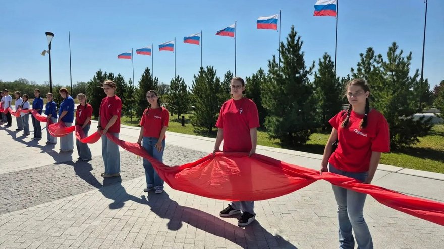 В Парке покорителей космоса развернули 100-метровый триколор
