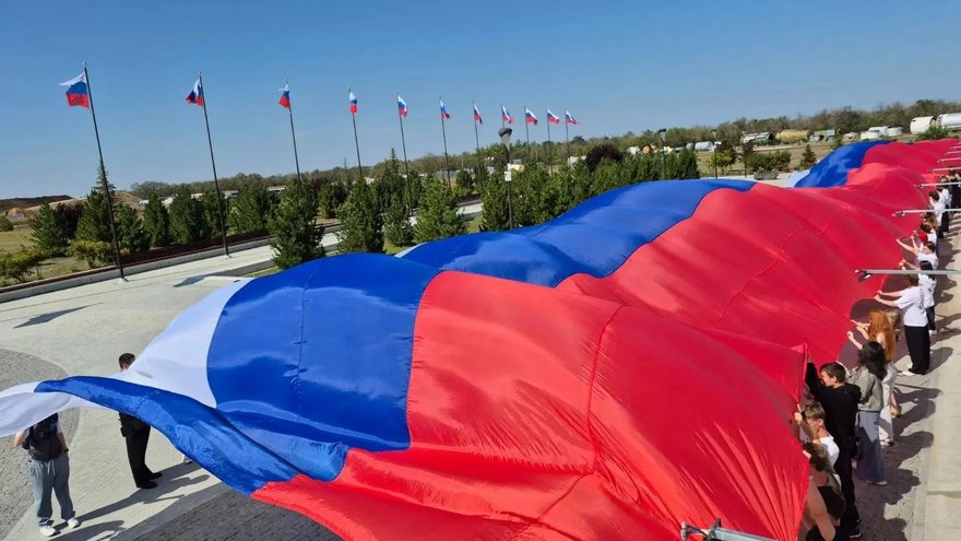 В Парке покорителей космоса развернули 100-метровый триколор