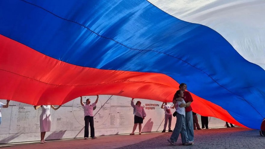 В Парке покорителей космоса развернули 100-метровый триколор