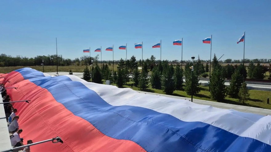 В Парке покорителей космоса развернули 100-метровый триколор