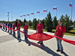В Парке покорителей космоса развернули 100-метровый триколор