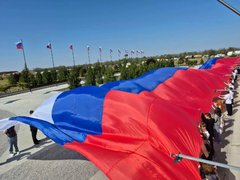 В Парке покорителей космоса развернули 100-метровый триколор