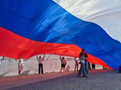 В Парке покорителей космоса развернули 100-метровый триколор