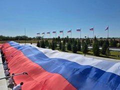 В Парке покорителей космоса развернули 100-метровый триколор