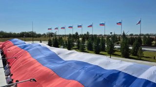 В Парке покорителей космоса развернули 100-метровый триколор