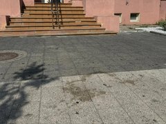 Чиновники пригрозили наказать магазин Бристоль за грязный тротуар в центре Саратова