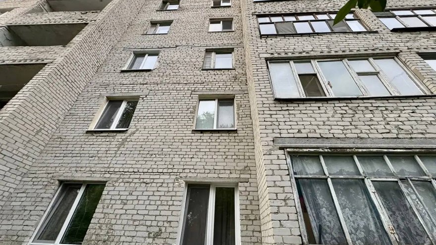 В Саратовской области 2-летний мальчик упал с 5 этажа: он отделался переломом ребра