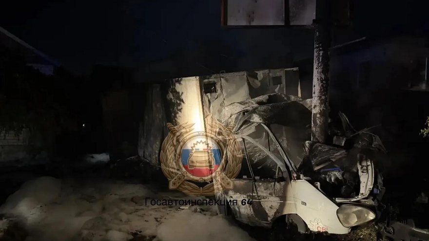 В Саратове фургон врезался в столб и загорелся