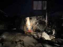 В Саратове фургон врезался в столб и загорелся