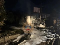 В Саратове фургон врезался в столб и загорелся
