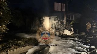 В Саратове фургон врезался в столб и загорелся