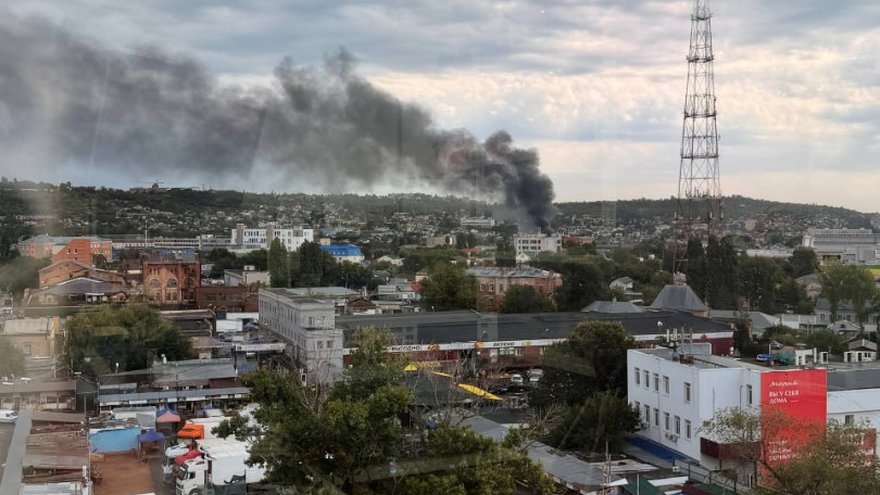 В Саратове шесть пожарных экипажей тушат горящий склад