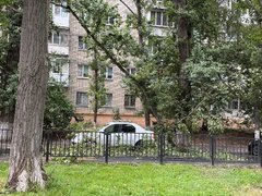 В центре Саратова легковушку завалило оторвавшимися ветвями