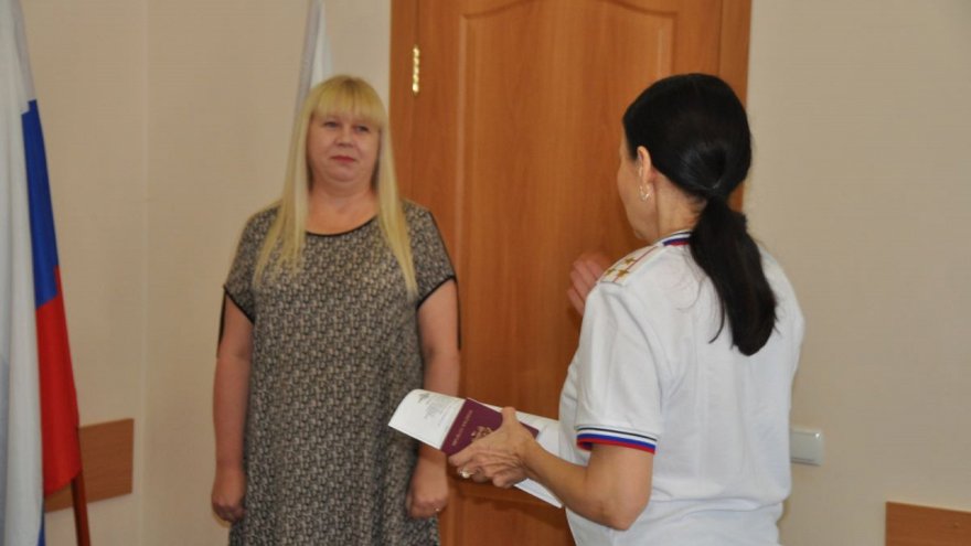 Приезжим из Киргизии, Беларуси и Молдовы вручили российские паспорта