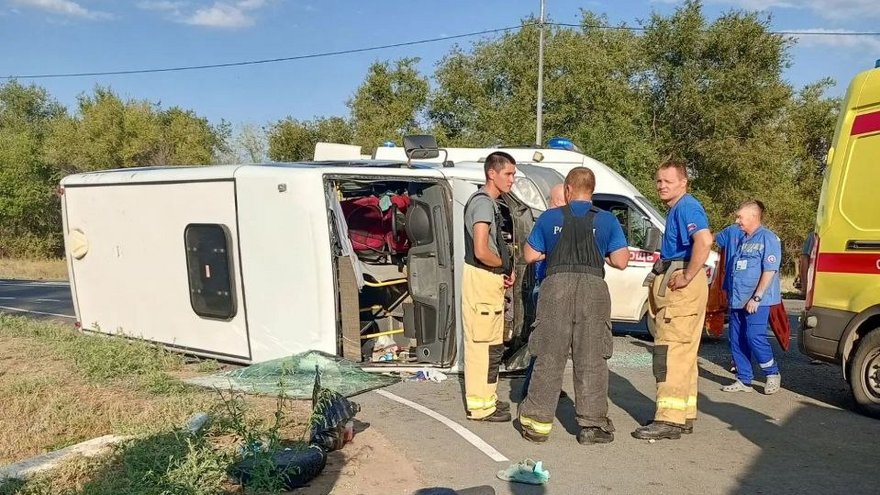 В Саратовской области в перевернувшемся микроавтобусе разбились взрослые и дети