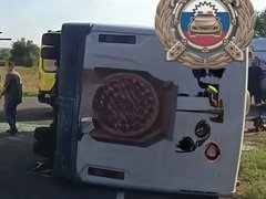 В Саратовской области в перевернувшемся микроавтобусе разбились взрослые и дети