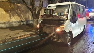 Пострадавший в ДТП с маршруткой в центре Саратова скончался в больнице