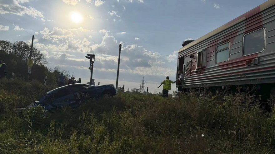 В Саратовской области поезд врезался в легковушку