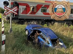 В Саратовской области поезд врезался в легковушку