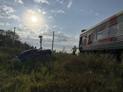В Саратовской области поезд врезался в легковушку