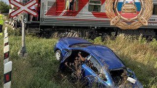 В Саратовской области поезд врезался в легковушку