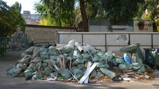 Ситиматик две недели не вывозил мусор из села: заставили сделать перерасчет