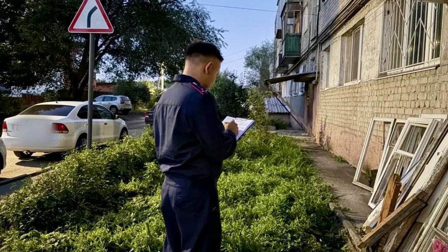 В Саратове 2-летний мальчик выпал из окна и разбил голову