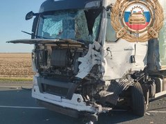 Водители грузовика и внедорожника разбились на трассе в Саратовской области