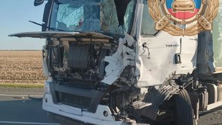 Водители грузовика и внедорожника разбились на трассе в Саратовской области