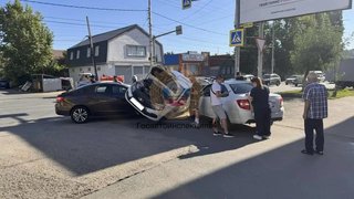 В тройном ДТП в Саратове машина запрыгнула на Весту