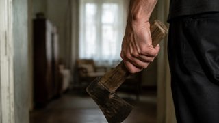 В Саратове мужчина набросился с топором на мать за угрозу вызвать полицию