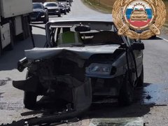 В Саратовской области легковой автомобиль смяло в столкновении с грузовиком