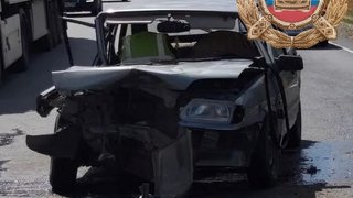 В Саратовской области легковой автомобиль смяло в столкновении с грузовиком