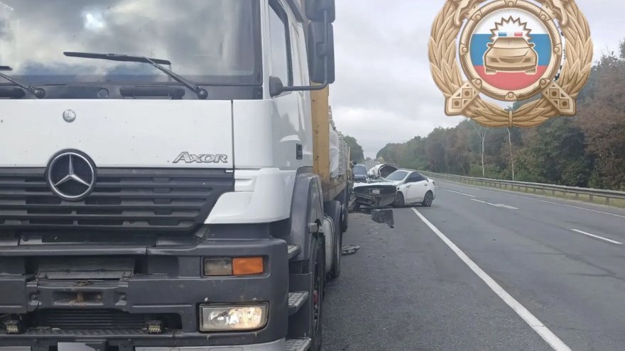 Под Вольском грузовой Mercedes смял легковушку