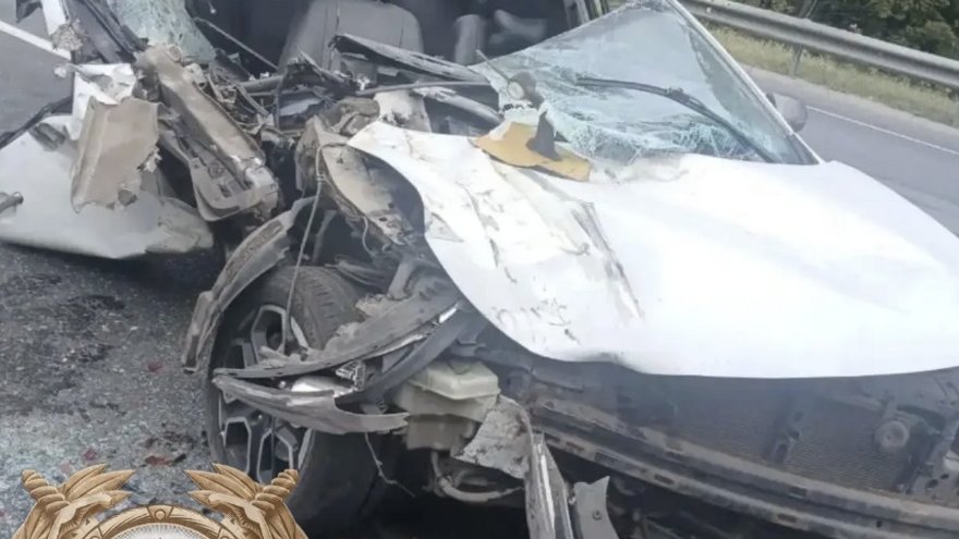 Под Вольском грузовой Mercedes смял легковушку