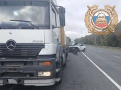 Под Вольском грузовой Mercedes смял легковушку
