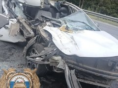 Под Вольском грузовой Mercedes смял легковушку