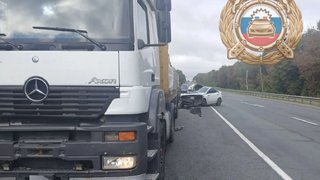 Под Вольском грузовой Mercedes смял легковушку