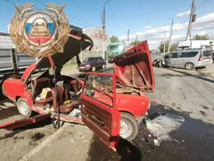 В Энгельсе Жигули смяло при столкновении с Ларгусом