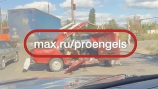 В Энгельсе Жигули смяло при столкновении с Ларгусом