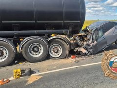 Под Саратовом 21-летний водитель влетел в стоящий грузовик и погиб на месте