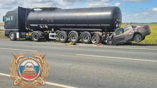 Под Саратовом 21-летний водитель влетел в стоящий грузовик и погиб на месте