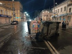 В Саратове девушка-водитель и ее пассажирка пострадали в столкновении легковушек