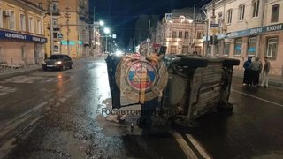 В Саратове девушка-водитель и ее пассажирка пострадали в столкновении легковушек