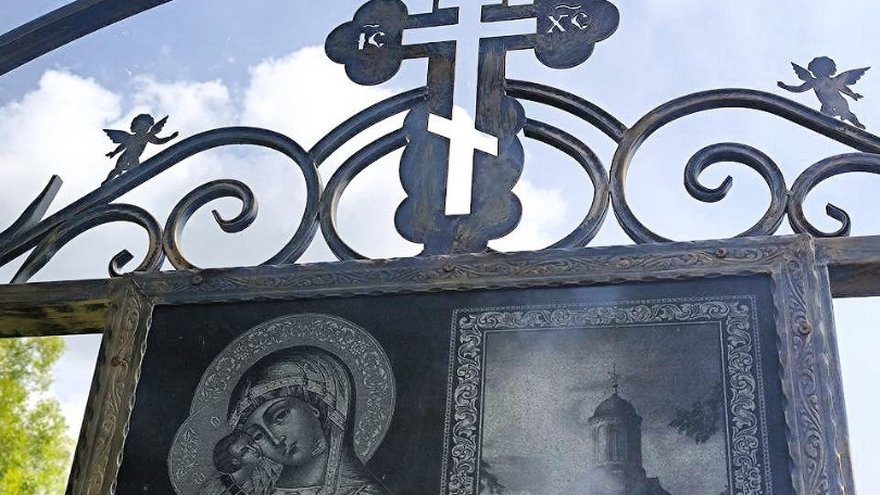 В саратовском селе жители сами построили мост к кладбищу