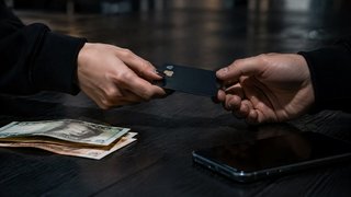 Жителю Энгельса грозит до 6 лет тюрьмы за продажу банковской карты мошенникам
