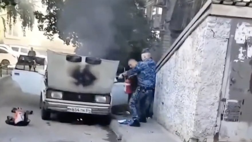 Пенсионер обжег руки в попытке потушить горящую машину у суда в Саратове