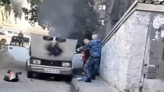 Пенсионер обжег руки в попытке потушить горящую машину у суда в Саратове
